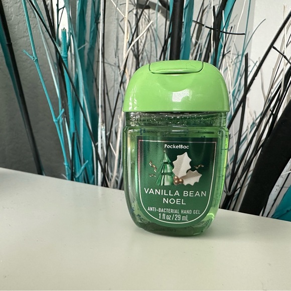 Bath and Body Works - 4 pack Christmas Hand Sanitizers - Picture 5 of 5